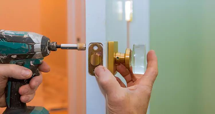 Broken Door Knob Fix in Boynton Beach, FL